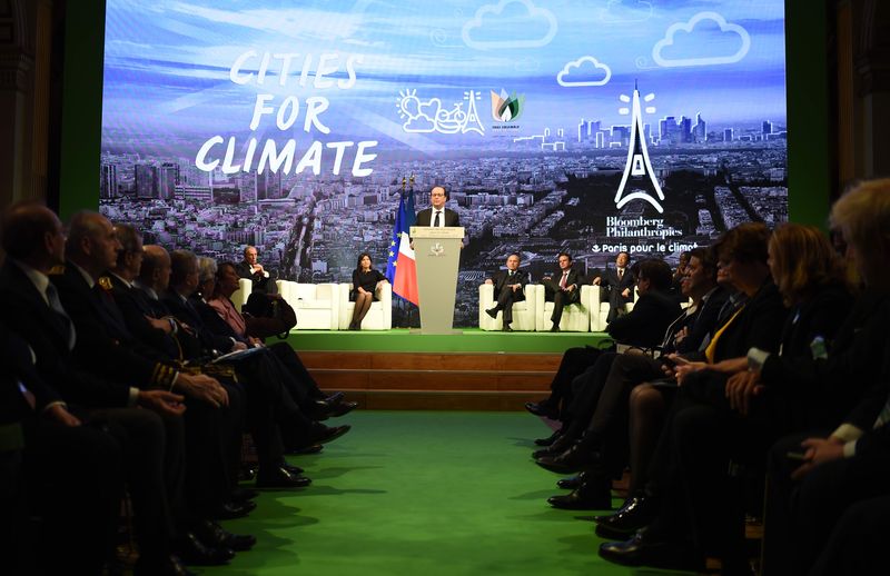 © Reuters. FRANÇOIS HOLLANDE FAIT L'ÉLOGE DU DÉSINTERÊT EN POLITIQUE