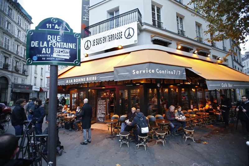 © Reuters. مقهى باريسي يفتح أبوابه بعد هجوم "الدولة الإسلامية"