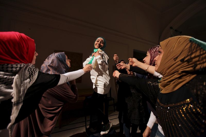 © Reuters. Syrian refugee women take part in a performance in Beirut 