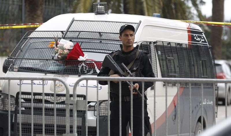 © Reuters. تونس تقول إنها اعتقلت شخصين كانا يخططان لهجمات جديدة بالعاصمة