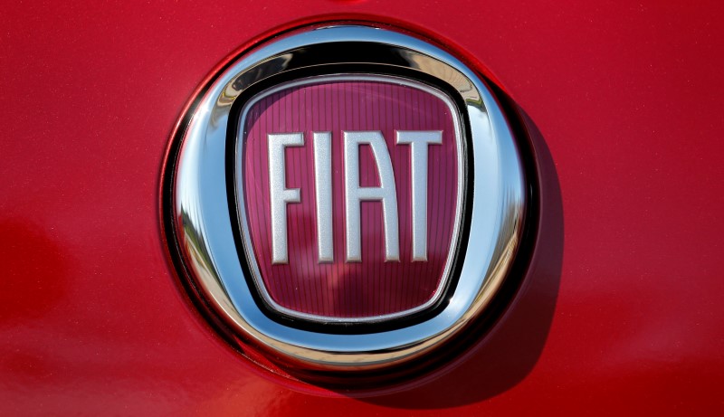 © Reuters. Fiat logo is seen on a Fiat vehicle displayed outside Chrysler World Headquarters during the FCA Investors Day in Auburn Hills