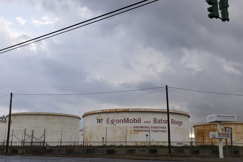 © Reuters. أسعار النفط تهبط بعد أنباء موافقة اوبك على رفع سقف الانتاج