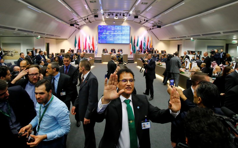 © Reuters. Security staff pushes back the media during the start of a meeting of OPEC oil ministers in Vienna