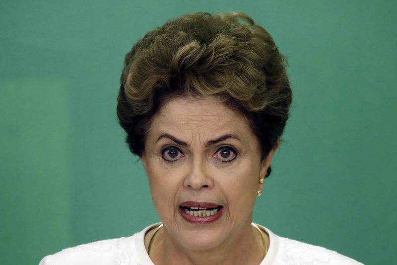 © Reuters. رئيسة البرازيل تقول إنها ستقاوم إجراءات عزلها