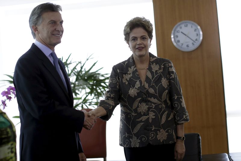 © Reuters. Presidente eleito da Argentina, Mauricio Macri, em encontro com a presidente Dilma Rousseff, em Brasília