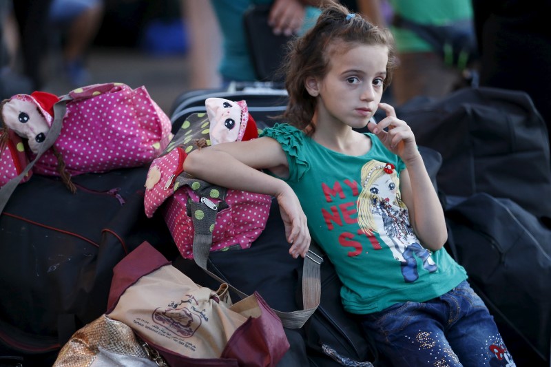 © Reuters. تحقيق-في عرض مسرحي ببيروت.. لاجئات سوريات تروين قصص الهجرة وعينهن على أوروبا