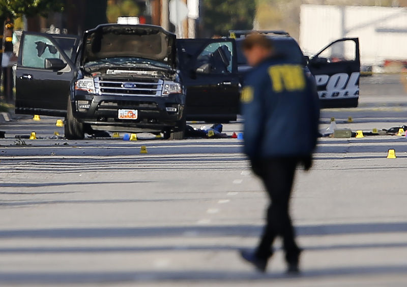 © Reuters. Polícia e FBI investigam local de massacre em San Bernardino, na Califórnia