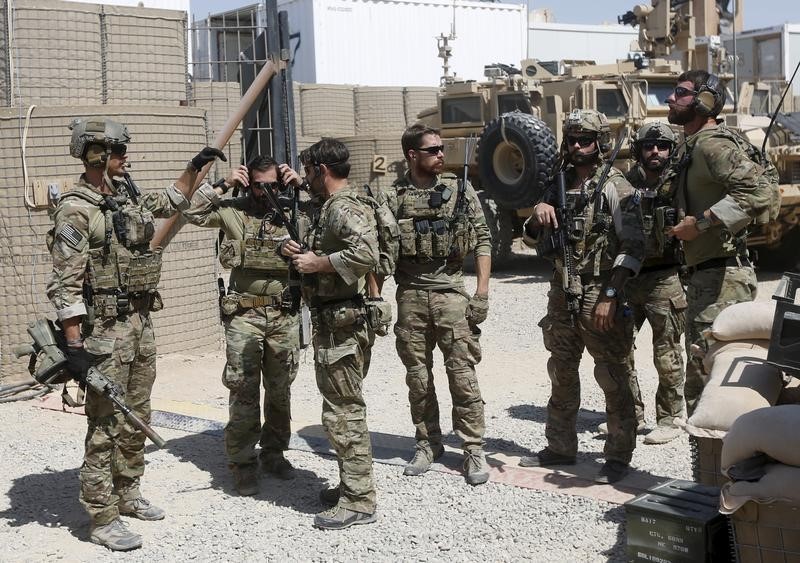 © Reuters. قوات خاصة أفغانية وأمريكية تحرر 40 محتجزا من سجن تابع لحركة طالبان