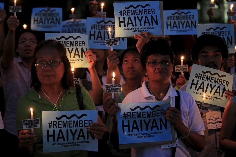 © Reuters. Manila, Filippine, commemorazione delle vittime del tifone Haiyan