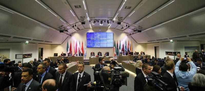 © Reuters. La riunione dei ministri dell'Opec oggi a Vienna