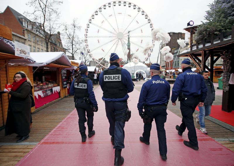 © Reuters. بلجيكا تناشد المواطنين المساعدة في البحث عن مشتبه بهما في هجمات باريس