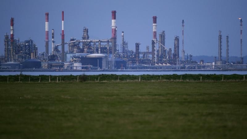 © Reuters. النفط يهبط بعد إبقاء اوبك انتاجها قرب مستويات قياسية رغم وفرة المعروض