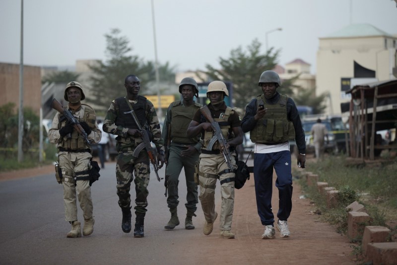 © Reuters. القاعدة تقول إنها نفذت مع تنظيم "المرابطون" الهجوم على فندق مالي