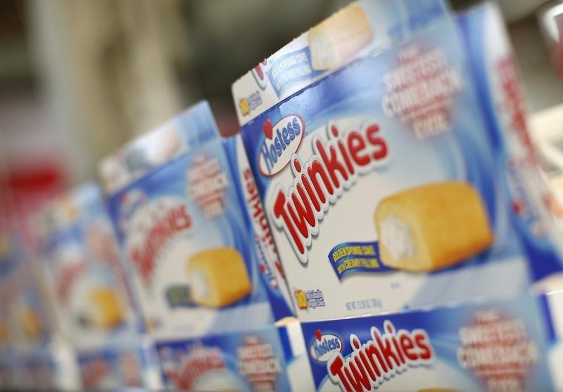 © Reuters. Boxes of "Twinkies" are seen at a plant in Schiller Park, Illinois