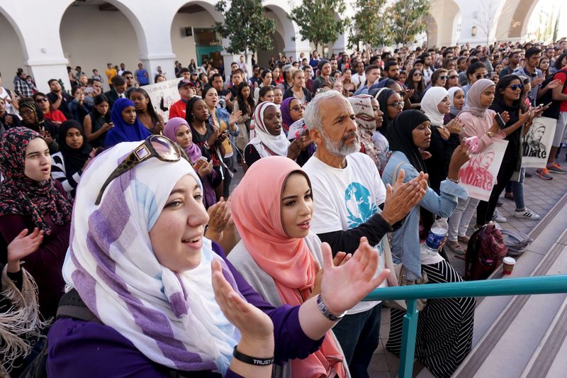 © Reuters. حصري-استطلاع: معظم الأمريكيين ينظرون إلى المسلمين كأي جماعة أخرى بعد حادث كاليفورنيا