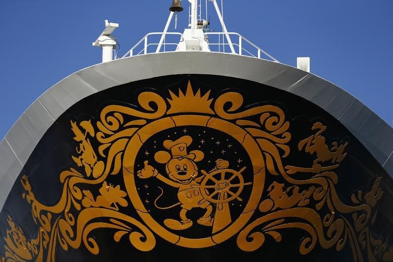 © Reuters. EEUU arresta a juez de Guatemala en un crucero Disney por caso sobornos en la FIFA