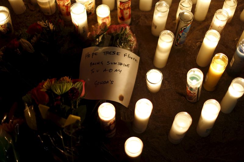 © Reuters. A note is pictured at a pop-up memorial in San Bernardino, California, following Wednesday's attacks