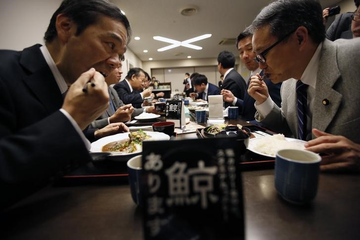 © Reuters. Los hombres comen más cuando están acompañados de mujeres 