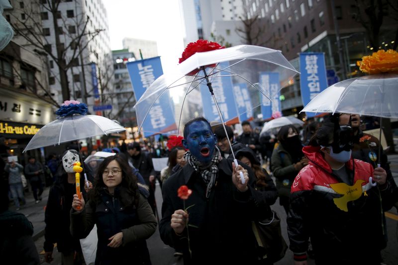 © Reuters. نشطاء كوريون جنوبيون يحتجون على سياسة العمل ويدعون الرئيسة للاعتذار