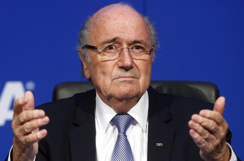 © Reuters. Blatter dice se defenderá ante comité de ética FIFA en próximas semanas: diario