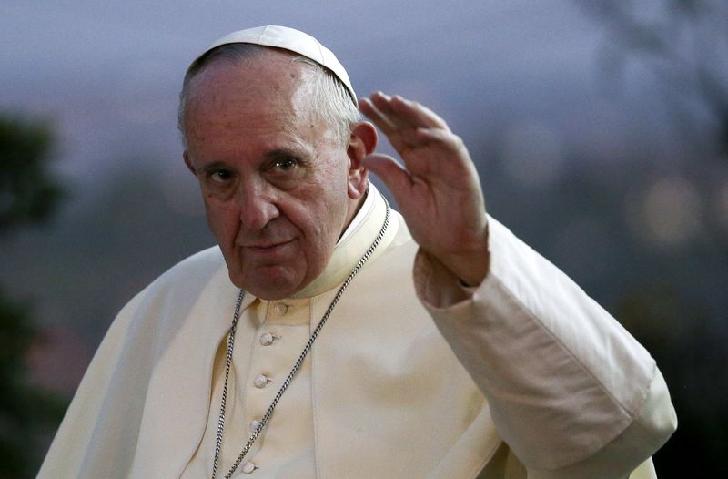 © Reuters. Pope Francis waves as he arrives at the Cathedral of Kampala in Kampala