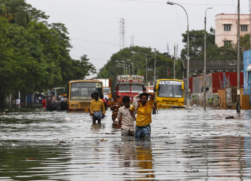 © Reuters. الهند تكثف أعمال الإغاثة من الفيضانات والسكان يشكون بطء تحرك الحكومة