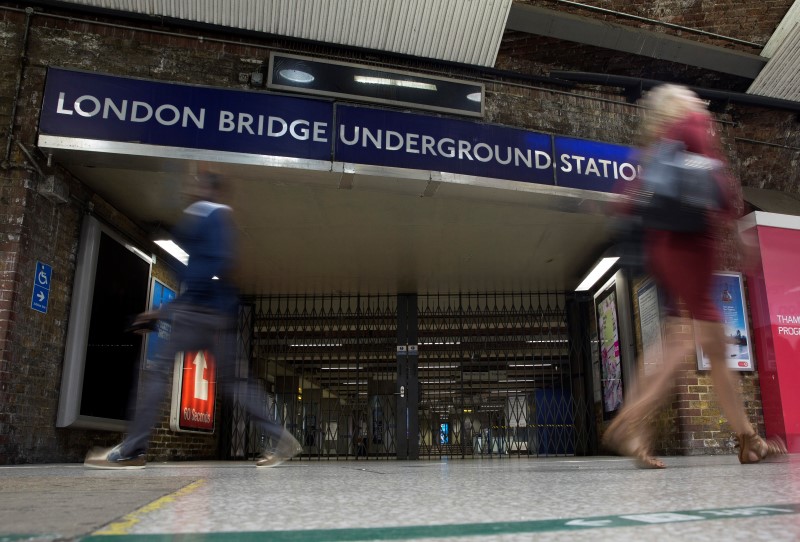 © Reuters. إصابة ثلاثة في هجوم بسكين في إحدى محطات مترو أنفاق لندن