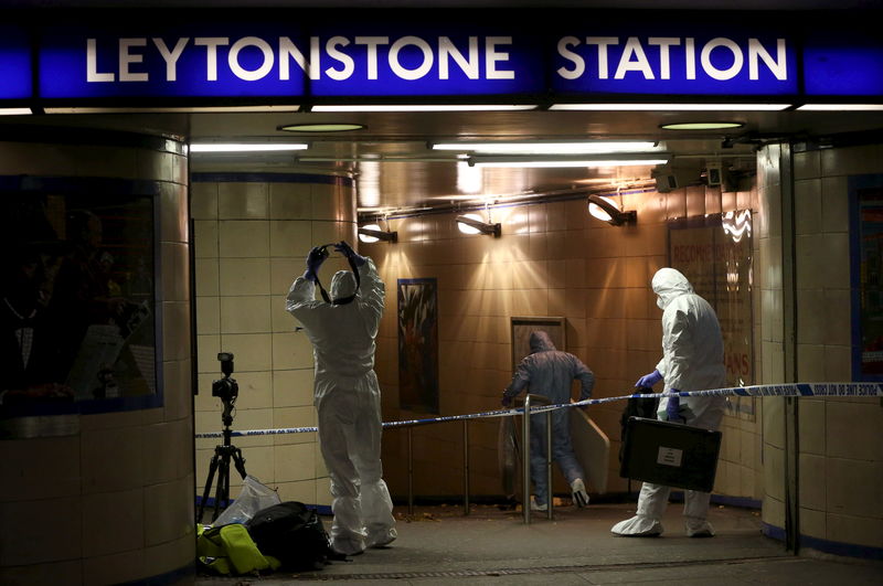 © Reuters. Atacante con cuchillo deja tres heridos en "incidente terrorista" en metro Londres