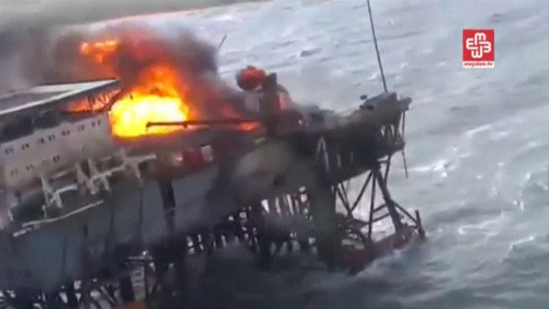 © Reuters. A still image from a video footage shows an oil platform on fire in the Caspian Sea