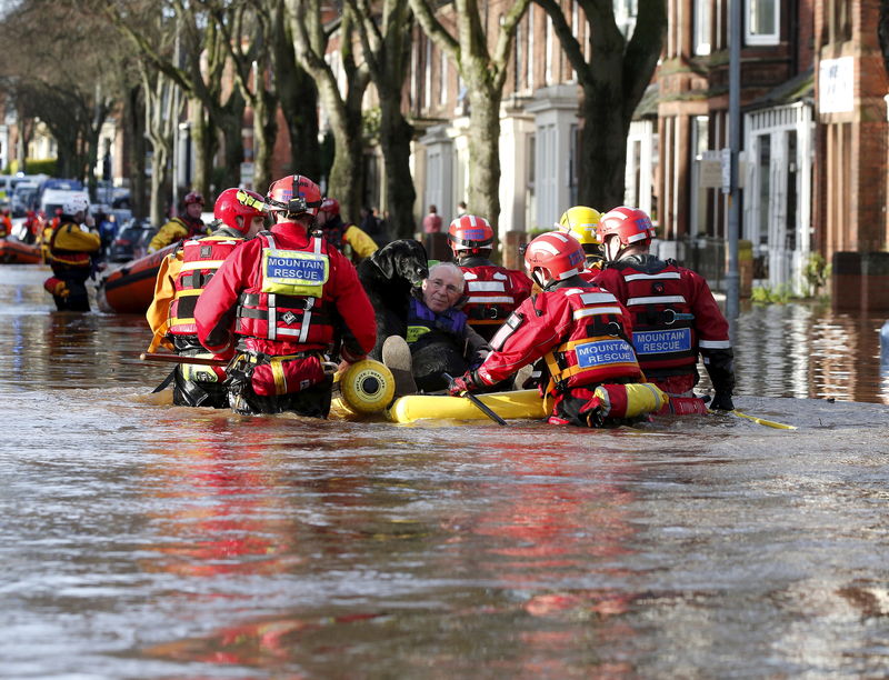 © Reuters. بريطانيا تدعو لاجتماع أزمة مع اجتياح الفيضانات لشمال انجلترا