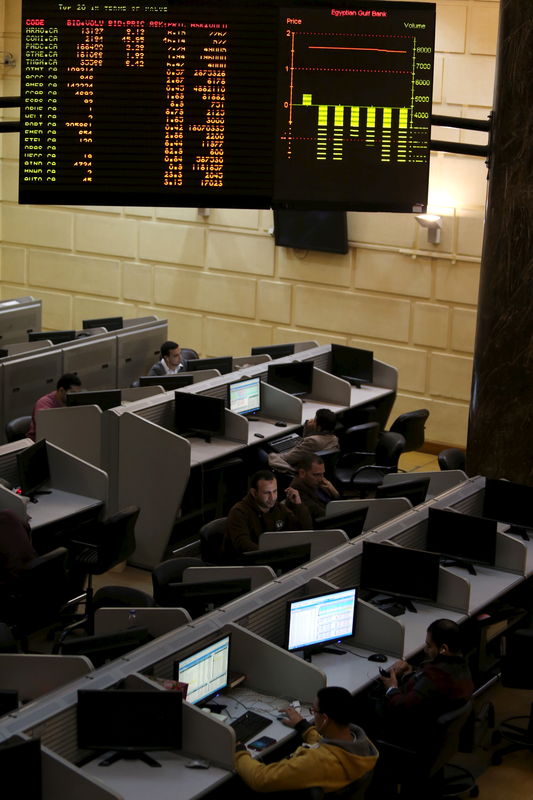 © Reuters. رفع النمو يصعد بالأسهم المصرية وأداء خليجي متباين