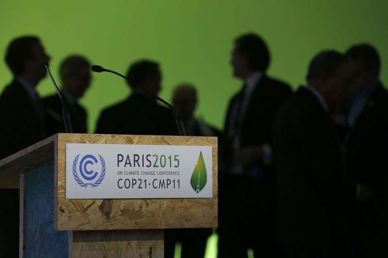 © Reuters. Participantes se reúnen durante la Conferencia Mundial sobre Cambio Climático (COP21) en Le Bourget 