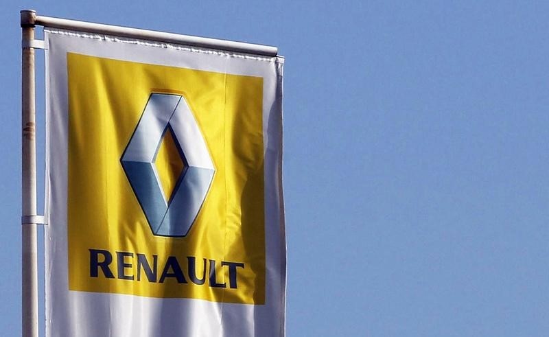 © Reuters. The Renault automaker company logo is displayed outside a car dealership in Bordeaux