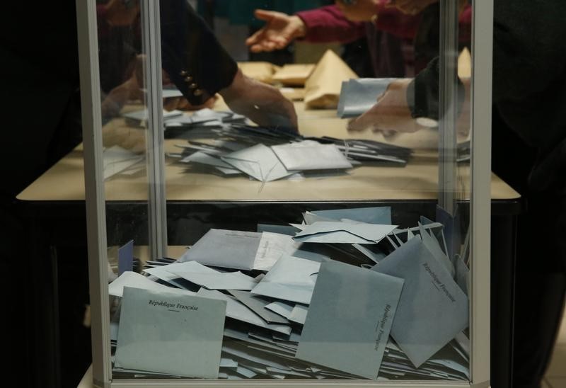 © Reuters. استطلاع: حزب الجبهة الوطنية يتصدر الانتخابات المحلية في فرنسا