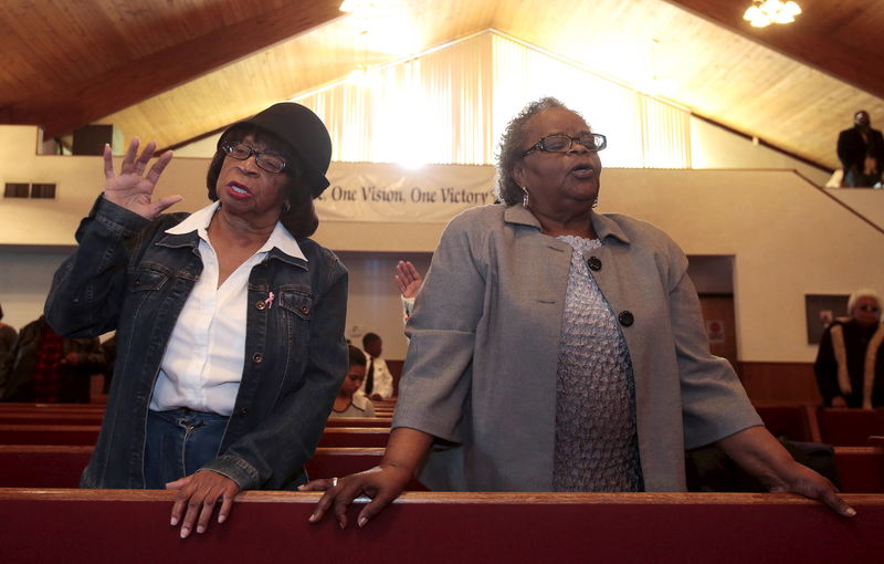 © Reuters. Mary Phiefer and Bertha Meeks attend Sunday service at the Greater St. Matthew Baptist Church in Highland Park,