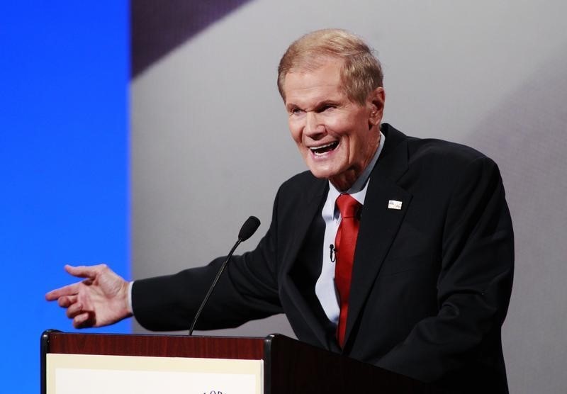 © Reuters. Democratic Senator Nelson makes a point with Republican Representative Mack IV during their U.S. Senate debate in Davie