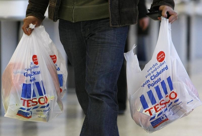 © Reuters. غرامة على الأكياس البلاستيكية في انجلترا تقلص استخدامها 78 في المئة