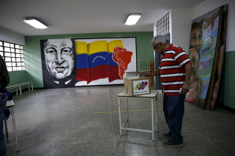 © Reuters. المعارضة في فنزويلا تطيح بالاشتراكيين وتسيطر على البرلمان