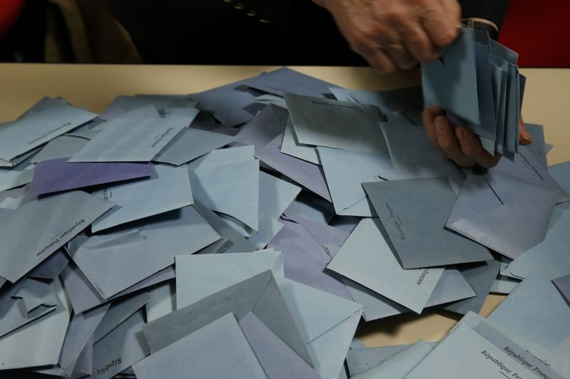 © Reuters. CAMBADÉLIS ANNONCE LE RETRAIT DE LA LISTE PS DANS L'EST