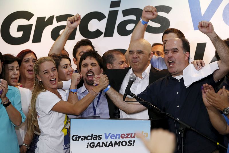 © Reuters. Lilian Tintori, moglie del leader dell'opposizione venezuelana in carcere Leopoldo Lopez, festeggia la vittoria di Unità democratica a Caracas 