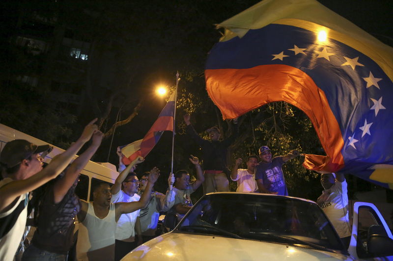 © Reuters. Apoiadores da oposição venezuelana comemorando vitória em Caracas