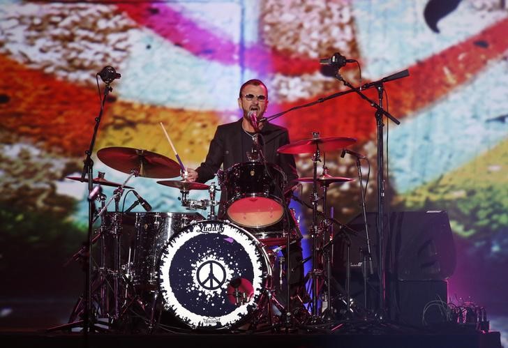 © Reuters. Ringo Starr tocando bateria durante gravação em Los Angeles