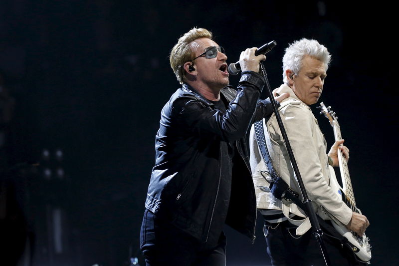 © Reuters. U2 homenajea a las víctimas de París, pero no toca con Eagles of Death Metal