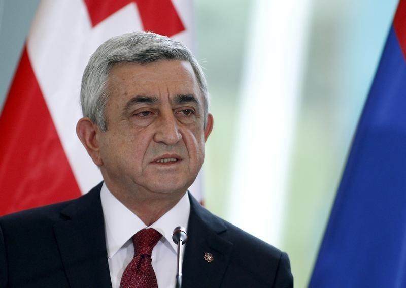 © Reuters. استفتاء في أرمينيا يعزز صلاحيات رئيس الوزراء والمعارضة تحتج