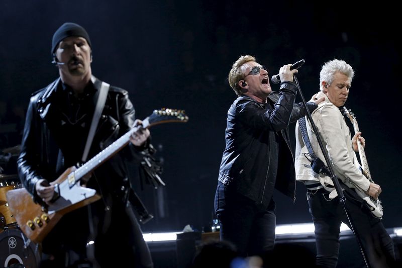 © Reuters. Membros do U2 durante apresentação em Paris