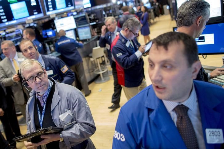 © Reuters. Traders work on the floor of the New York Stock Exchange