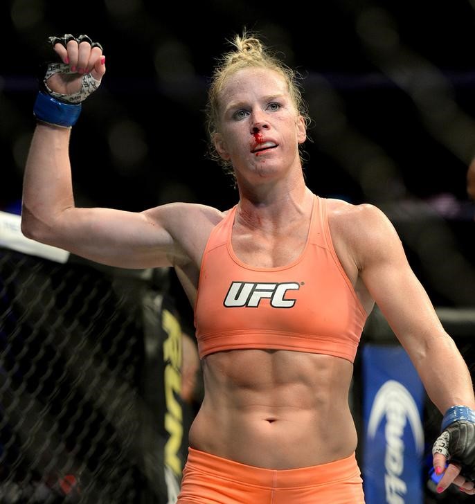 © Reuters. Campeã do UFC, Holly Holm, durante luta em Los Angeles