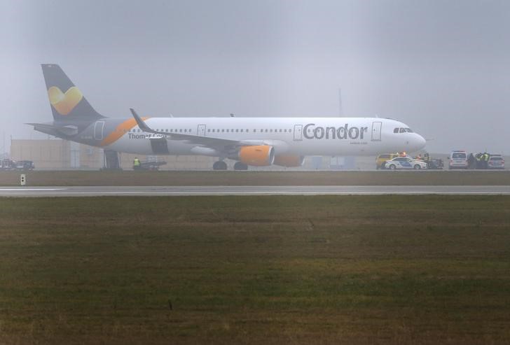 © Reuters. Avião operado pela Condor visto no aeroporto de Budapeste