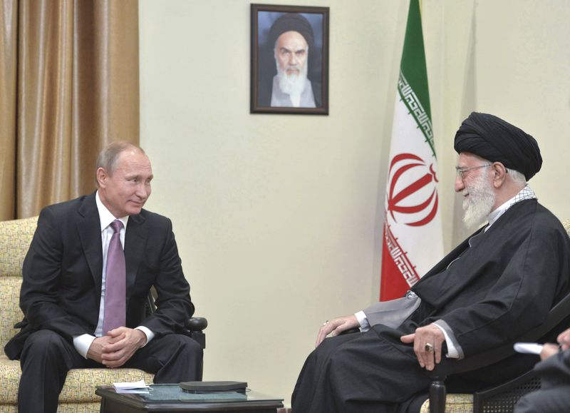 © Reuters. Russia's President Vladimir Putin meets with Iran's Supreme Leader Ayatollah Ali Khamenei in Tehran