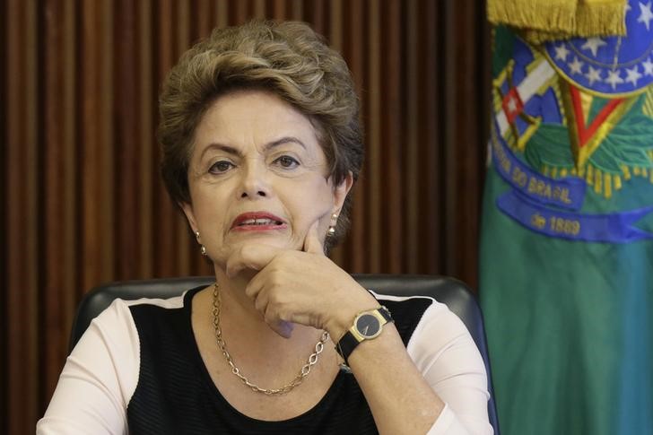 © Reuters. Presidente Dilma Rousseff reage durante encontro com juristas contrários à tese do impeachment  no Palácio do Planalto 